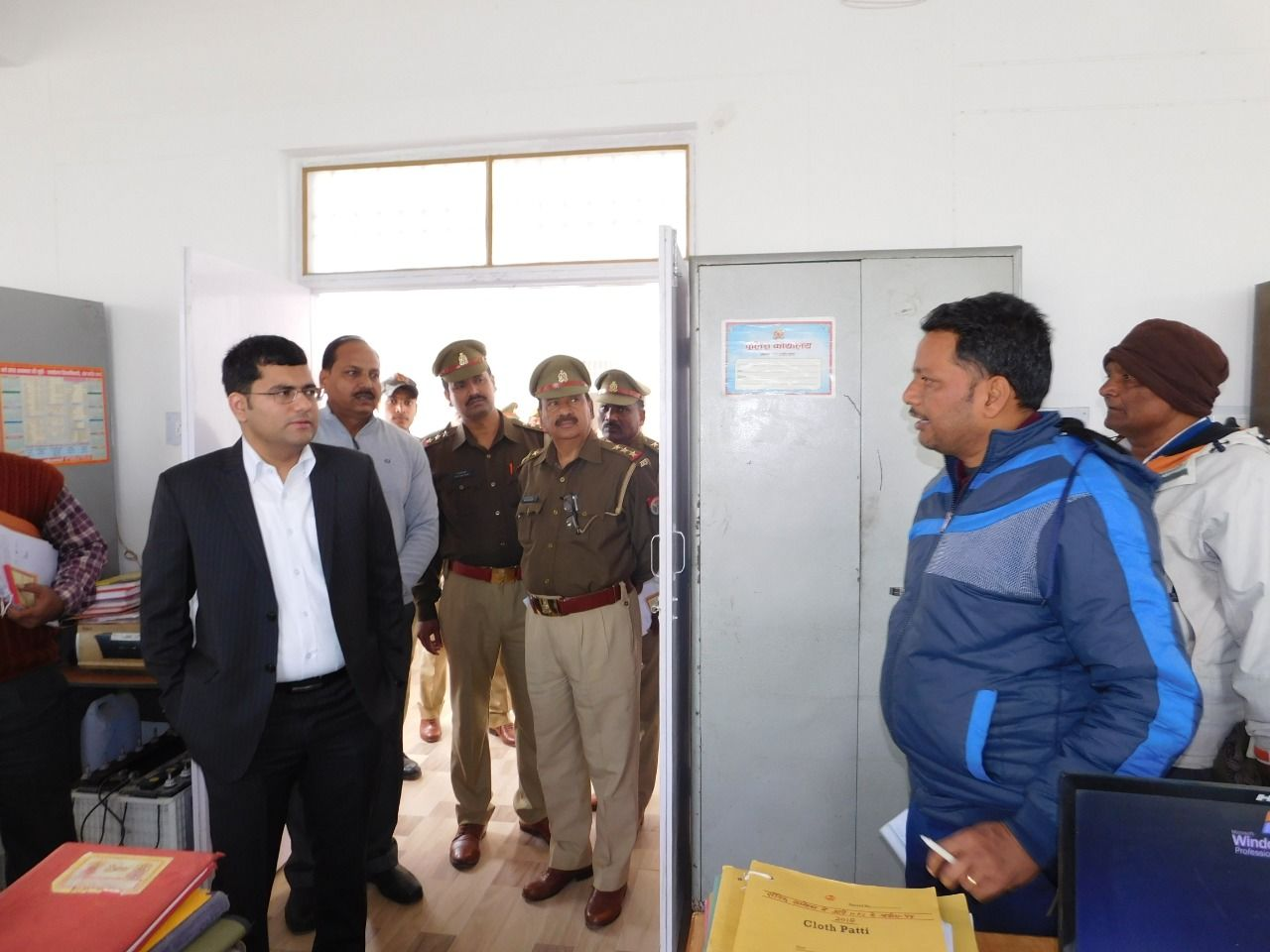 एसपी आकाश तोमर ने किया पुलिस कार्यालय का औचक निरीक्षण एसपी आकाश तोमर ने किया पुलिस कार्यालय का औचक निरीक्षण