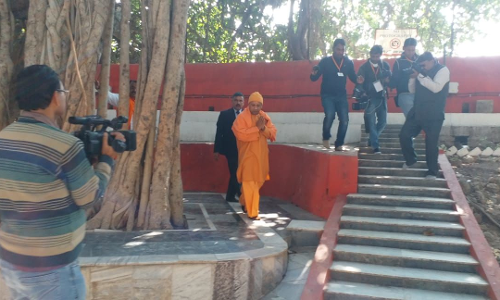 मुख्यमंत्री योगी ने आज से खोला आमजन के लिए अक्षयवट का द्वार मुख्यमंत्री योगी ने आज से खोला आमजन के लिए अक्षयवट का द्वार