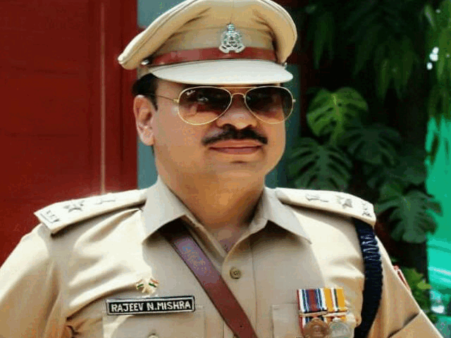 पुलिस अधीक्षक कुशीनगर राजीव नारायण मिश्र ने ड्यूटी में लापरवाही बरतने पर 8 पुलिसकर्मियों को किया निलम्बित