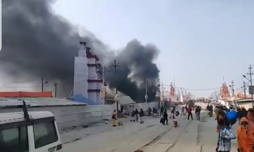 प्रयागराज - कुंभ मेले में लगी आग, दिगंबर अखाड़े में लगी है आग प्रयागराज - कुंभ मेले में लगी आग, दिगंबर अखाड़े में लगी है आग