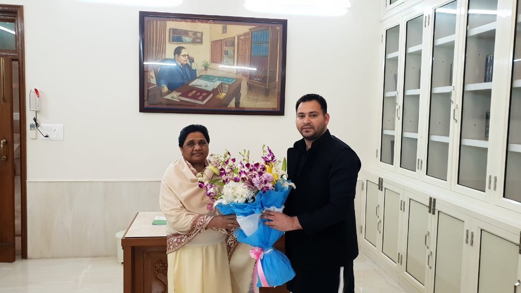 तेजस्वी यादव ने लखनऊ में मायावती और अखिलेश से की मुलाकात, समझिए क्या हैं राजनीतिक मायने! तेजस्वी यादव ने लखनऊ में मायावती और अखिलेश से की मुलाकात, समझिए क्या हैं राजनीतिक मायने!