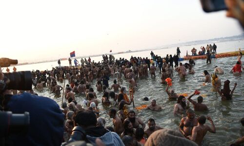 कुंभ मेला : महानिर्वाणी और अटल अखाड़ा के साधु-संतों ने किया पहला शाही स्नान, हजारों भक्तों ने लगाई डुबकी कुंभ मेला : महानिर्वाणी और अटल अखाड़ा के साधु-संतों ने किया पहला शाही स्नान, हजारों भक्तों ने लगाई डुबकी