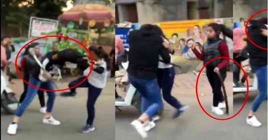 मुजफ्फरनगरः लड़कियों के बीच हॉकी-बेल्ट से जमकर मारपीट, पहुंचे एसपी मुजफ्फरनगरः लड़कियों के बीच हॉकी-बेल्ट से जमकर मारपीट, पहुंचे एसपी