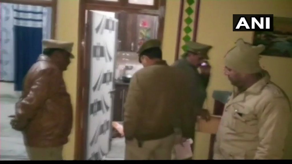 यूपी में इंस्पेक्टर की पत्नी, भाई और नौकरानी की गला रेत कर हत्या यूपी में इंस्पेक्टर की पत्नी, भाई और नौकरानी की गला रेत कर हत्या
