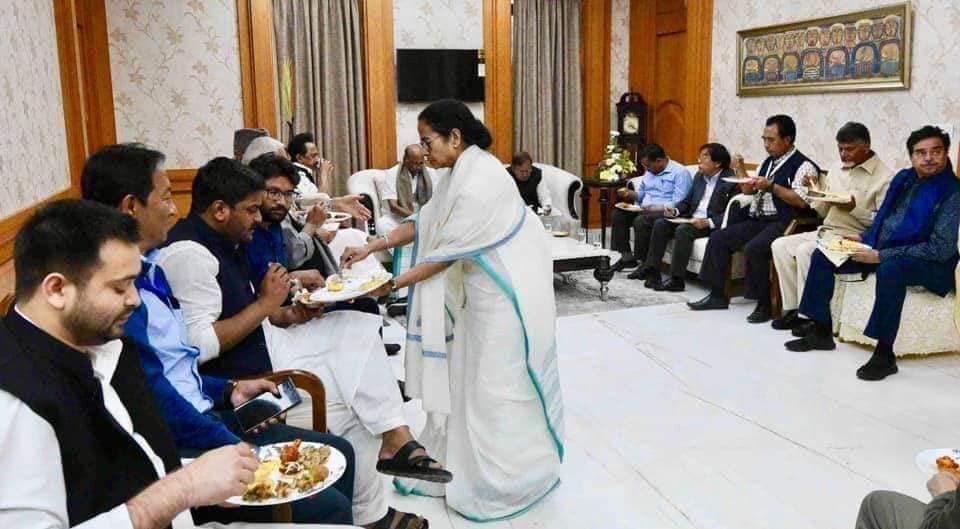 रैली के बाद जब अतिथियों को परोसा ममता दीदी ने भोजन, तो सबकी ममता जागी रैली के बाद जब अतिथियों को परोसा ममता दीदी ने भोजन, तो सबकी ममता जागी