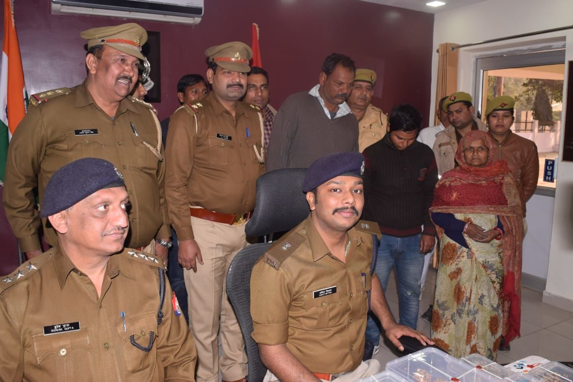 मुरादाबाद में धोखाधड़ी करने वाले गैंग के तीन शातिर गिरफ्तार मुरादाबाद में धोखाधड़ी करने वाले गैंग के तीन शातिर गिरफ्तार