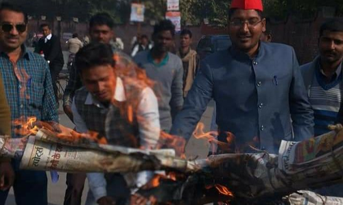 सपा नेता धर्मेंद्र, रजनीश ने बदजुबानी भाजपा विधायक का फूँका पुतला