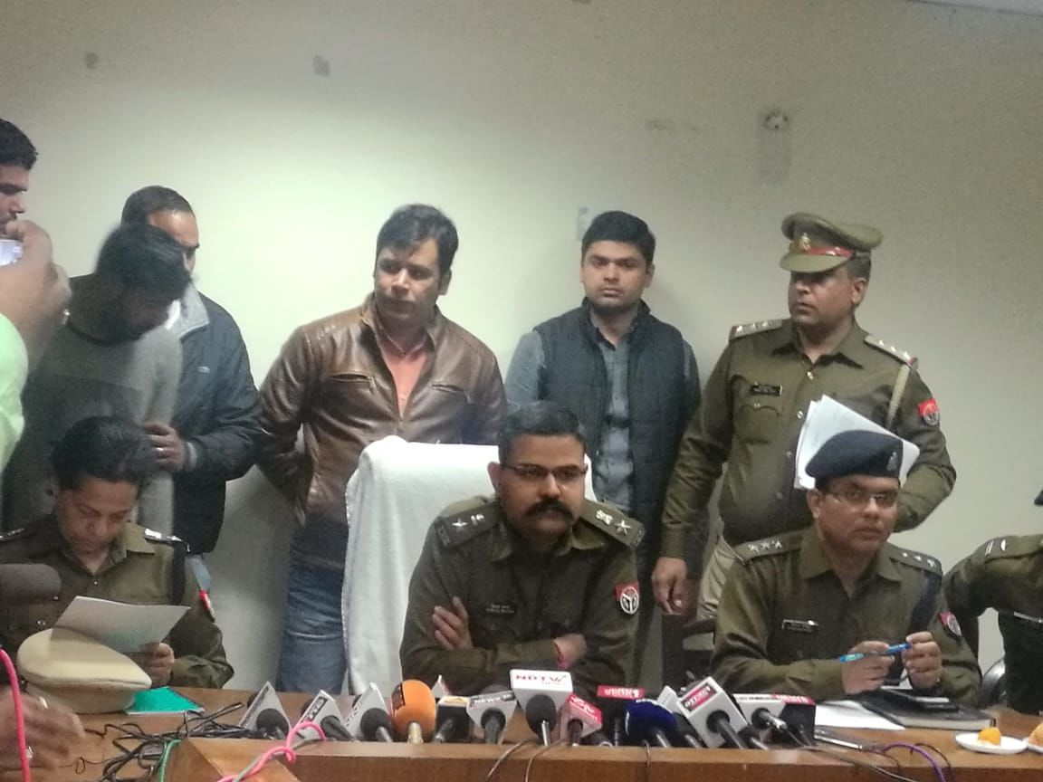 नोएडा एसएसपी ने किया बड़ा खुलासा, चार चोर चोरी की ब्रेजा कार और चोरी के माल समेत किये गिरफ्तार