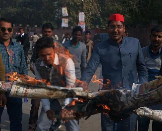 सपा नेता धर्मेंद्र, रजनीश ने बदजुबानी भाजपा विधायक का फूँका पुतला सपा नेता धर्मेंद्र, रजनीश ने बदजुबानी भाजपा विधायक का फूँका पुतला