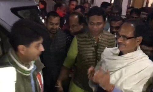 सिंधिया देर रात पहुंचे शिवराजसिंह के घर, और इधर हुआ ये काम! सिंधिया देर रात पहुंचे शिवराजसिंह के घर, और इधर हुआ ये काम!