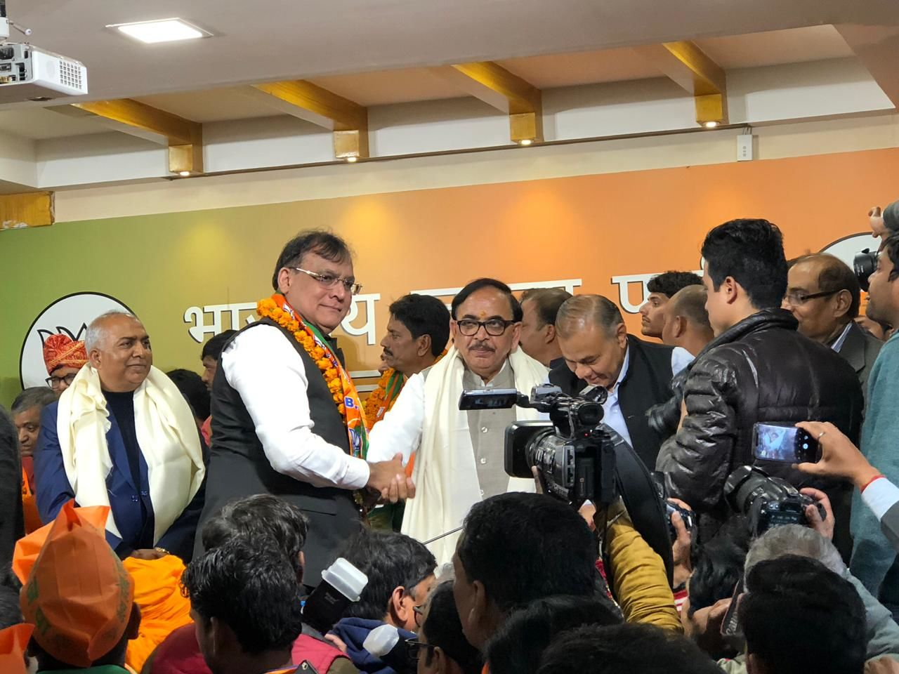 कांग्रेस को बड़ा झटका डॉ बीएस चौहान भाजपा मे शामिल कांग्रेस को बड़ा झटका डॉ बीएस चौहान भाजपा मे शामिल