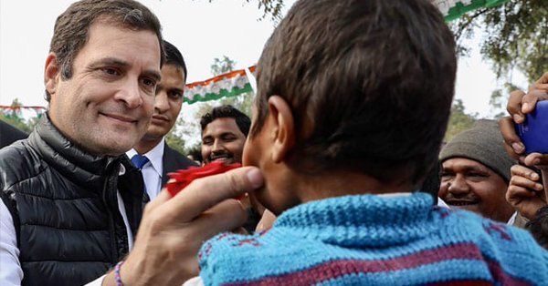 राहुल ने खींचा बच्चे का गाल और बच्चे ने दिया ये जबाब, बीजेपी मुक्त या कांग्रेस युक्त राहुल ने खींचा बच्चे का गाल और बच्चे ने दिया ये जबाब, बीजेपी मुक्त या कांग्रेस युक्त