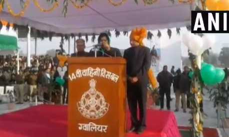 गणतंत्र दिवस का भाषण भी हिंदी में भी नहीं पढ़ पाईं कैबिनेट मंत्री, रोककर कलक्टर से पढ़वाया? VIDEO वायरल