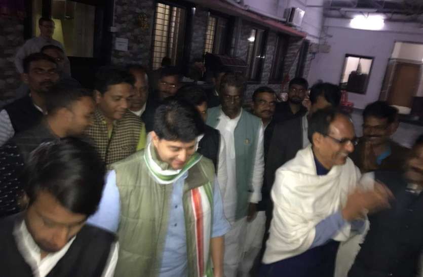 ज्योतिरादित्य सिंधिया और शिवराज सिंह की मुलाकात की असली बात आई सामने ज्योतिरादित्य सिंधिया और शिवराज सिंह की मुलाकात की असली बात आई सामने