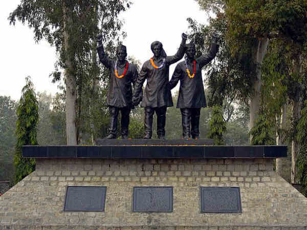 हेरोइन तस्करी के गढ़ पंजाब बार्डर पर भारत पाक रेंजरों और बीएसएफ जवानों की मुलाकात पर गावं वासियों ने उठाई उँगलियाँ हेरोइन तस्करी के गढ़ पंजाब बार्डर पर भारत पाक रेंजरों और बीएसएफ जवानों की मुलाकात पर गावं वासियों ने उठाई उँगलियाँ