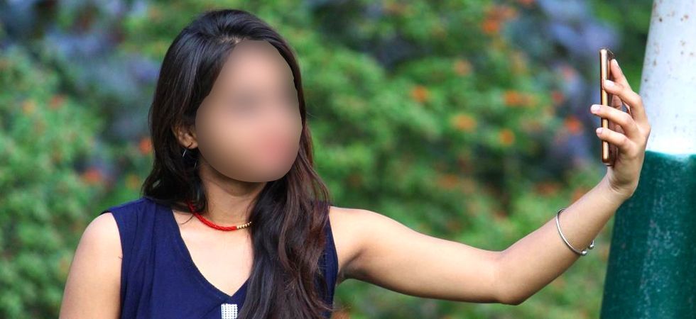 सेल्‍फी लेने में बिजी रहती है बीवी मुझे तलाक दिलवा दो - तलाक के कुछ ऐसे कारण जिसे पढ़कर आप यकीन नहीं करेंगे