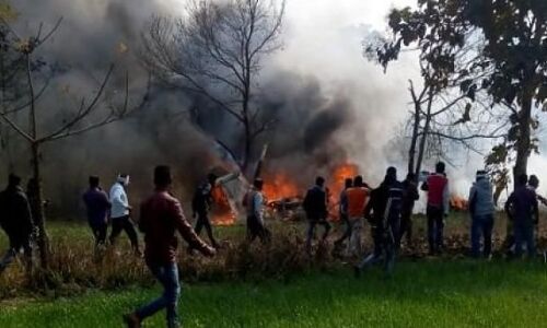 कुशीनगर में एयरफोर्स का विमान गिरा, पायलट ने कूदकर बचाई जान कुशीनगर में एयरफोर्स का विमान गिरा, पायलट ने कूदकर बचाई जान