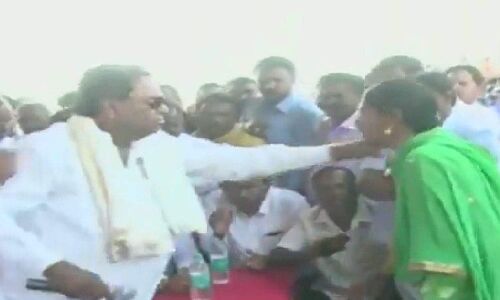 पूर्व CM सिद्धारमैया द्वारा महिला से दुर्व्यवहार, महिला का खींच लिया दुपट्टा! पूर्व CM सिद्धारमैया द्वारा महिला से दुर्व्यवहार, महिला का खींच लिया दुपट्टा!