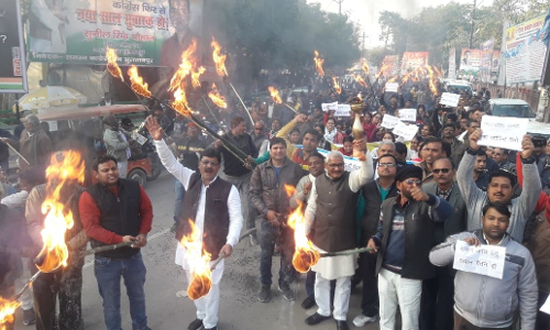 पुरानी पेंशन बहाली के लिए मशाल जुलूस निकाल कर चेताया सरकार को