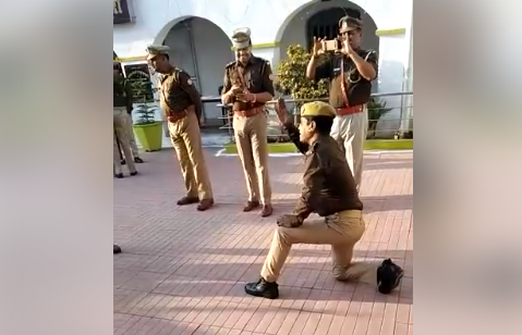 मुरादाबाद पुलिस की राष्ट्र भक्ति सोच आई सामने, जिसे हर किसी ने सराहा मुरादाबाद पुलिस की राष्ट्र भक्ति सोच आई सामने, जिसे हर किसी ने सराहा