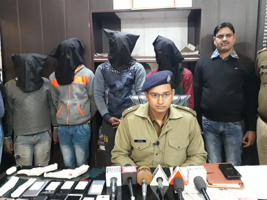 गाजियाबाद पुलिस की बडी कामयाबी, चार लुटेरे गिरफ्तार, कब्जे से लूट व चोरी के लैपटॉप व मोबाइल फोन बरामद