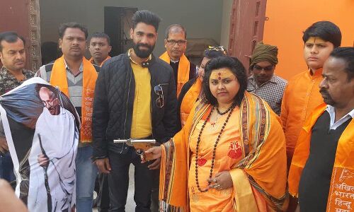 गांधी के पुतले को गोली मारने वाली पूजा पांडेय और उसका पति गिरफ्तार, जानिए- कौन हैं पूजा शकुन पांडे गांधी के पुतले को गोली मारने वाली पूजा पांडेय और उसका पति गिरफ्तार, जानिए- कौन हैं पूजा शकुन पांडे