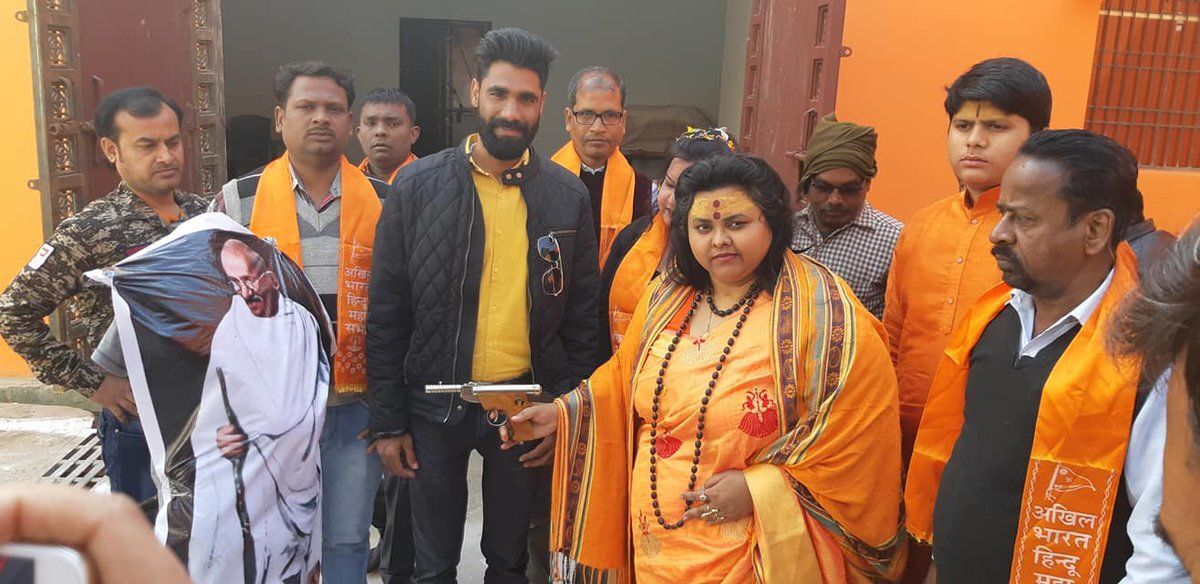 महात्मा गांधी के पुतले पर पिस्टल से गोली चलाने के मामले में अलीगढ पुलिस ने दो हिरासत में लिए, 13 पर केस दर्ज महात्मा गांधी के पुतले पर पिस्टल से गोली चलाने के मामले में अलीगढ पुलिस ने दो हिरासत में लिए, 13 पर केस दर्ज