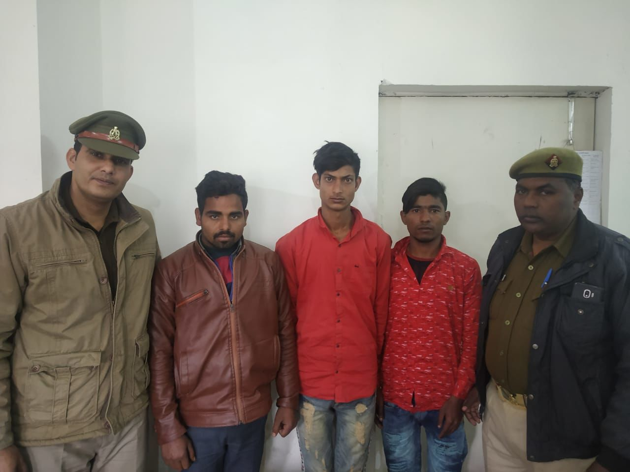 नोएडा पुलिस ने किया तीन लूटरों को गिरफ्तार नोएडा पुलिस ने किया तीन लूटरों को गिरफ्तार