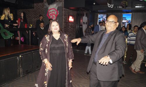 दोस्त शिल्पी शर्मा के 50वें जन्मदिन पर जम के नाचे एक्टर सतीश कौशिक