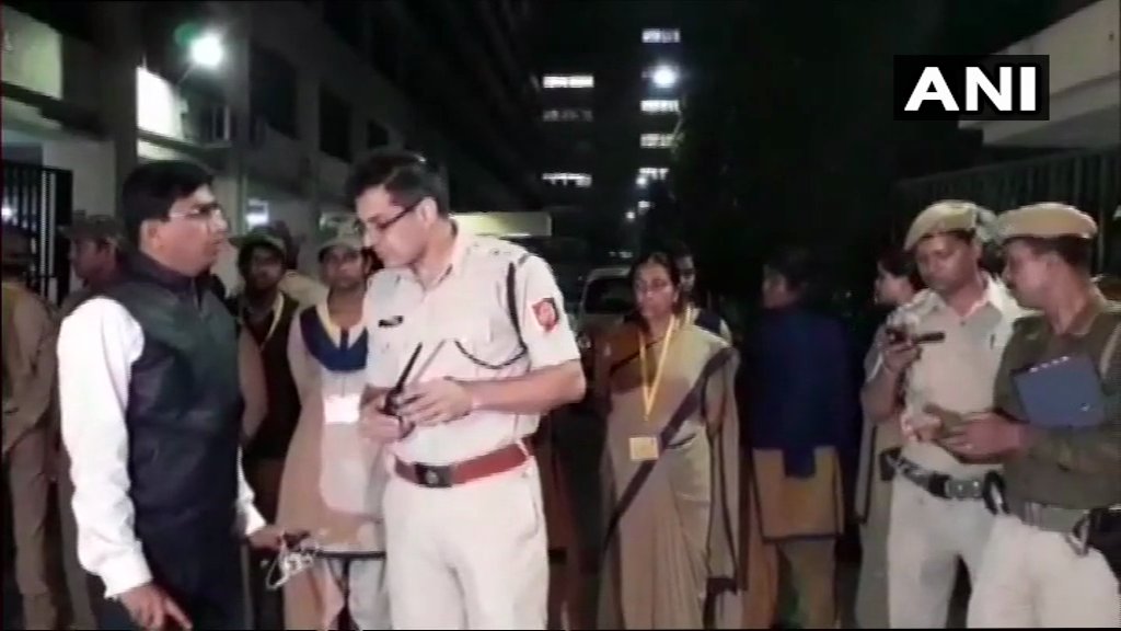 कोलकाता में घमासान, पुलिस ने CBI को पुलिस कमिश्नर के घर जाने से रोका, अफसरों को थाने ले गई पुलिस कोलकाता में घमासान, पुलिस ने CBI को पुलिस कमिश्नर के घर जाने से रोका, अफसरों को थाने ले गई पुलिस