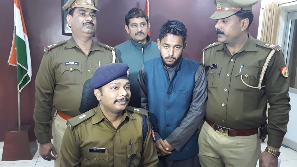 यूपी पुलिस ने खोला 22 साल के समीर और 75 साल के जाहिद की फेसबुक दोस्ती का राज, सुनकर उड़ गये होश! यूपी पुलिस ने खोला 22 साल के समीर और 75 साल के जाहिद की फेसबुक दोस्ती का राज, सुनकर उड़ गये होश!