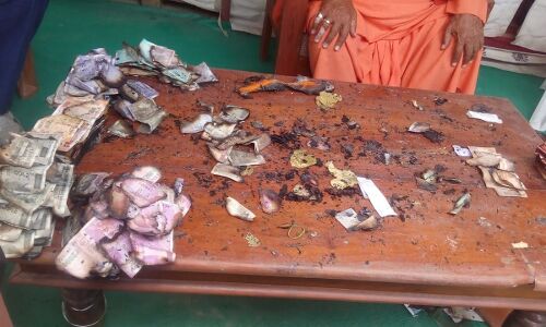 कुंभ में मुख्यमंत्री योगी आदित्यनाथ के कैंप में लगी आग कुंभ में मुख्यमंत्री योगी आदित्यनाथ के कैंप में लगी आग