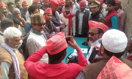 मुलायम,अखिलेश को गाली देने वाले दरोगा के खिलाफ सपाईयों नें कराया मुकदमा दर्ज