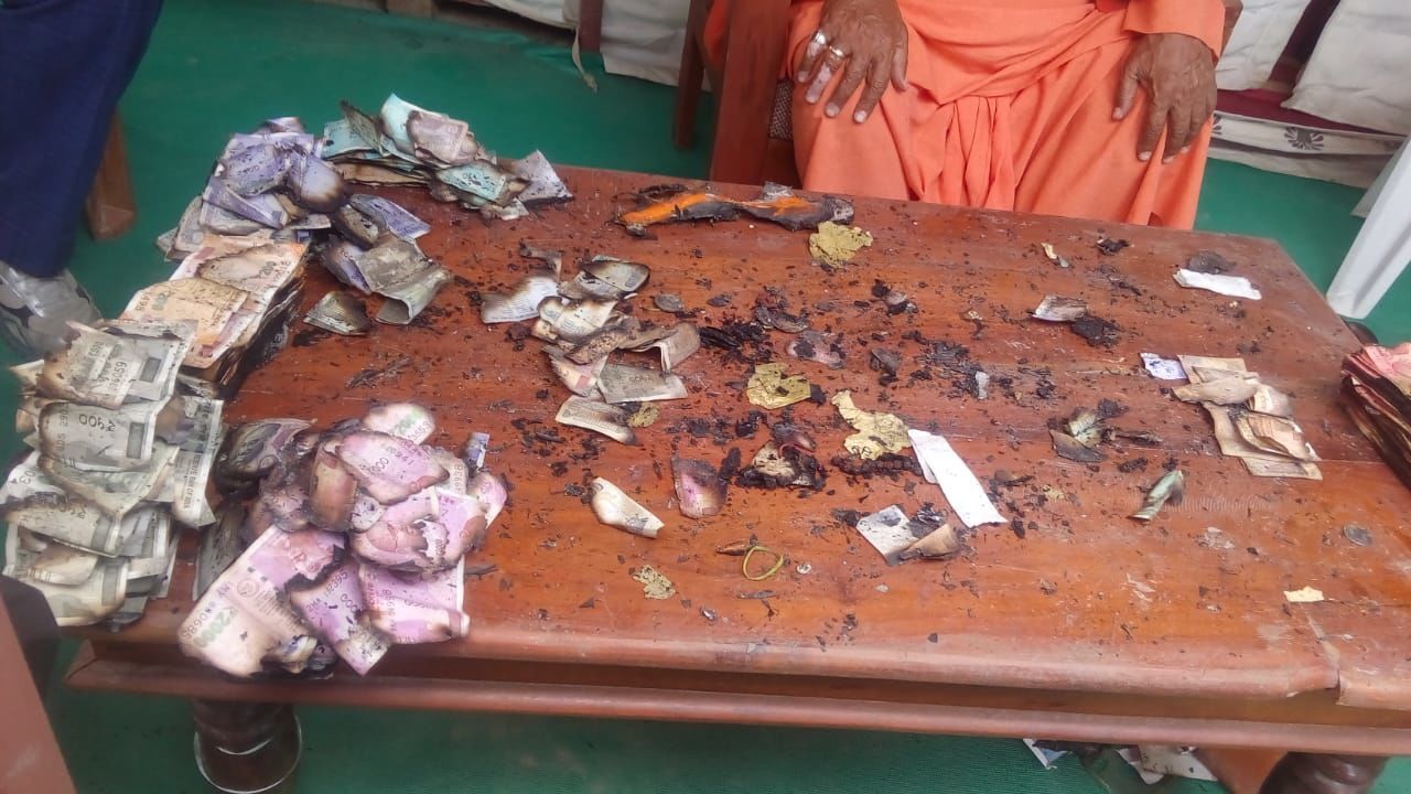 कुंभ में मुख्यमंत्री योगी आदित्यनाथ के कैंप में लगी आग
