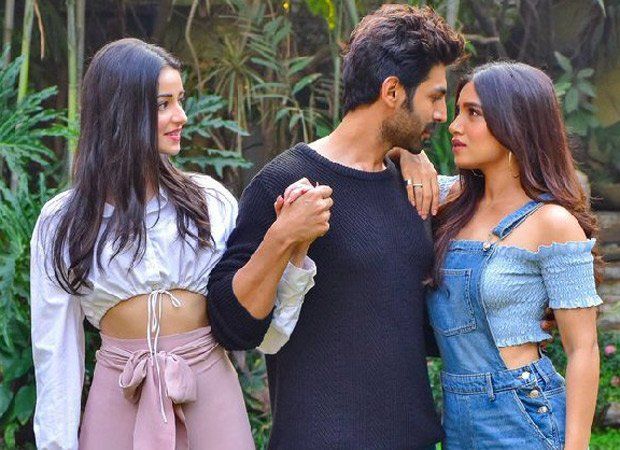 Pati Patni Aur Woh फिल्म में कार्तिक आर्यन के फर्स्ट लुक को देखकर पहचानना हुआ मुश्किल! Pati Patni Aur Woh फिल्म में कार्तिक आर्यन के फर्स्ट लुक को देखकर पहचानना हुआ मुश्किल!