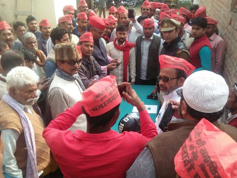 मुलायम,अखिलेश को गाली देने वाले दरोगा के खिलाफ सपाईयों नें कराया मुकदमा दर्ज मुलायम,अखिलेश को गाली देने वाले दरोगा के खिलाफ सपाईयों नें कराया मुकदमा दर्ज