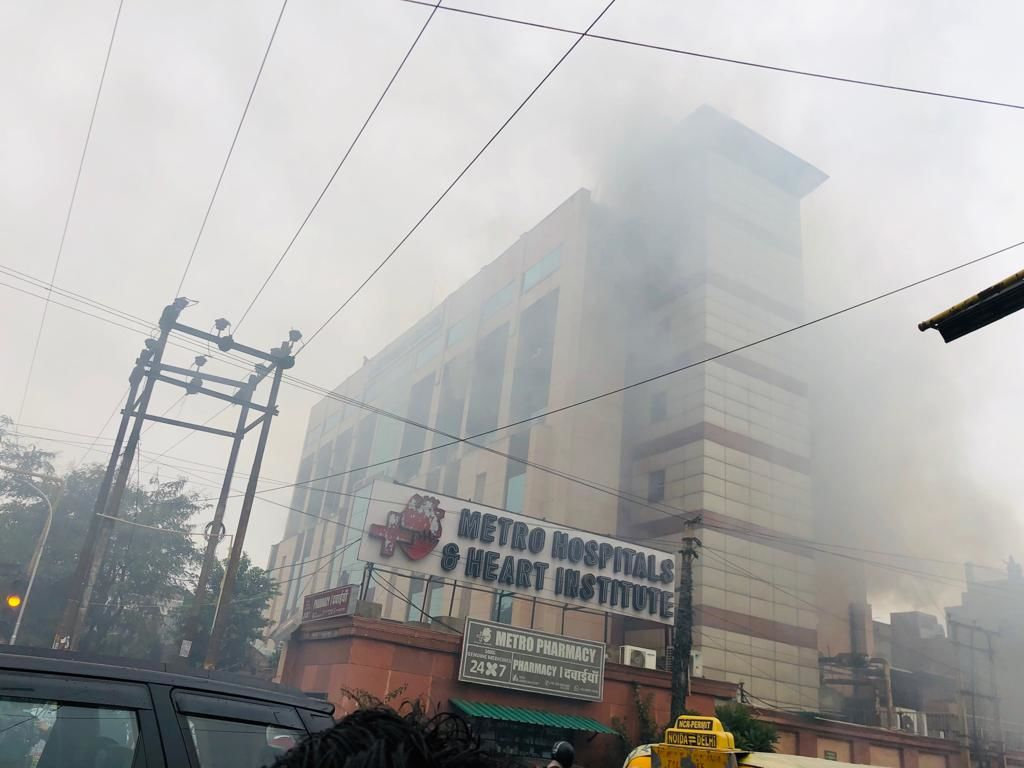आग पर पाया गया काबू, सभी मरीज सुरक्षित दूसरे हॉस्पिटल में कराये भर्ती, कोई जनहानि नहीं - एसएसपी नोएडा आग पर पाया गया काबू, सभी मरीज सुरक्षित दूसरे हॉस्पिटल में कराये भर्ती, कोई जनहानि नहीं - एसएसपी नोएडा