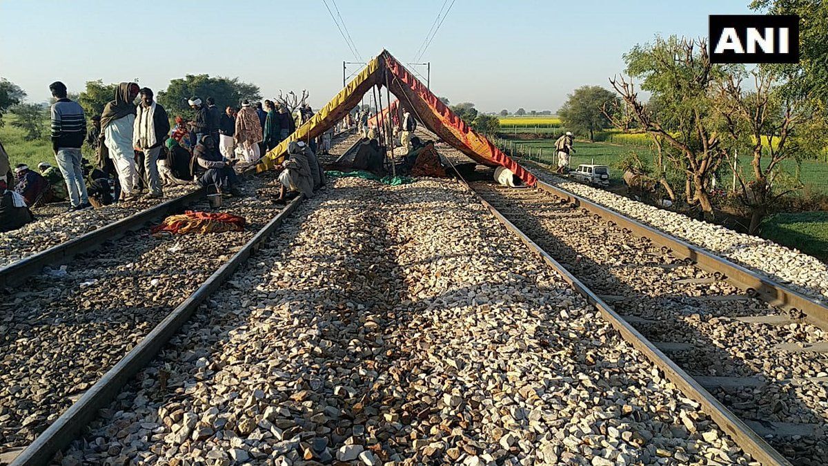 राजस्थान में गुर्जर आरक्षण आंदोलन तेज, रेल पटरी पर फिर जमाया कब्जा राजस्थान में गुर्जर आरक्षण आंदोलन तेज, रेल पटरी पर फिर जमाया कब्जा