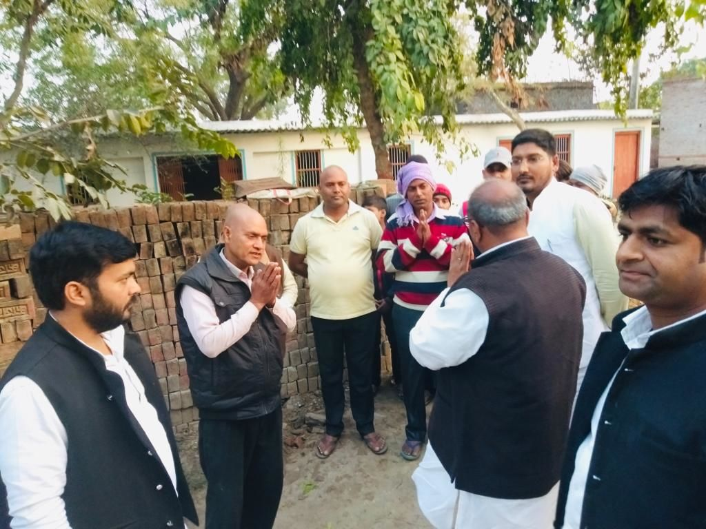 पूर्व मंत्री समाजवादी नेता बांकेलाल शर्मा के निधन पर पहुंचे उनके गाँव पूर्व मंत्री समाजवादी नेता बांकेलाल शर्मा के निधन पर पहुंचे उनके गाँव