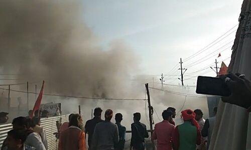 कुंभ मेले में फिर लगी आग, इस बार डंग जी भूरा मठ के चार कैंप जलकर खाक कुंभ मेले में फिर लगी आग, इस बार डंग जी भूरा मठ के चार कैंप जलकर खाक