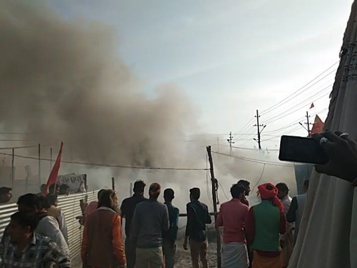 कुंभ मेले में फिर लगी आग, इस बार डंग जी भूरा मठ के चार कैंप जलकर खाक कुंभ मेले में फिर लगी आग, इस बार डंग जी भूरा मठ के चार कैंप जलकर खाक