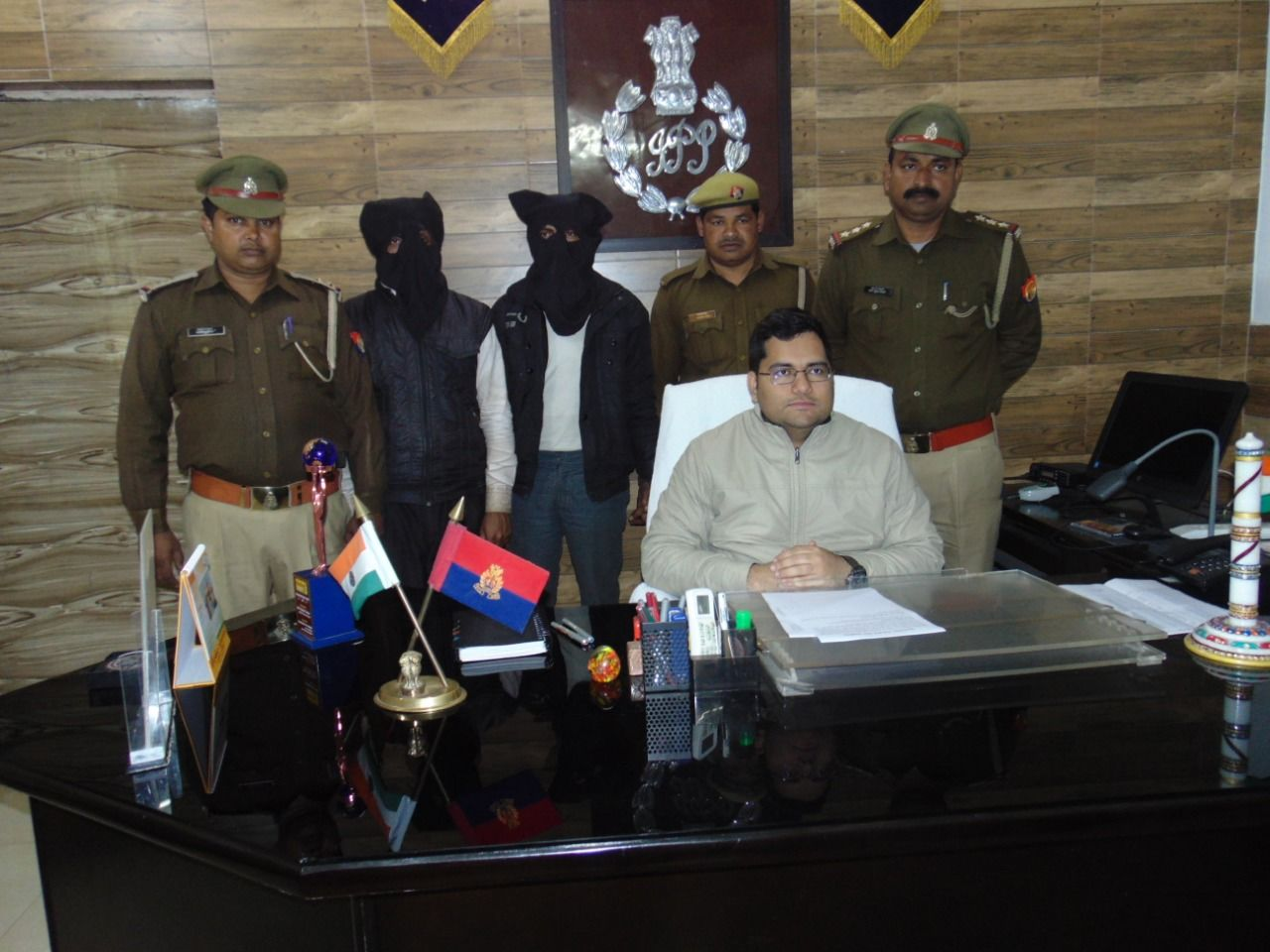 एसपी आकाश तोमर ने किया दोहरे हत्याकाण्ड का खुलासा, घटना मे प्रयुक्त पिस्टल की बरामद एसपी आकाश तोमर ने किया दोहरे हत्याकाण्ड का खुलासा, घटना मे प्रयुक्त पिस्टल की बरामद