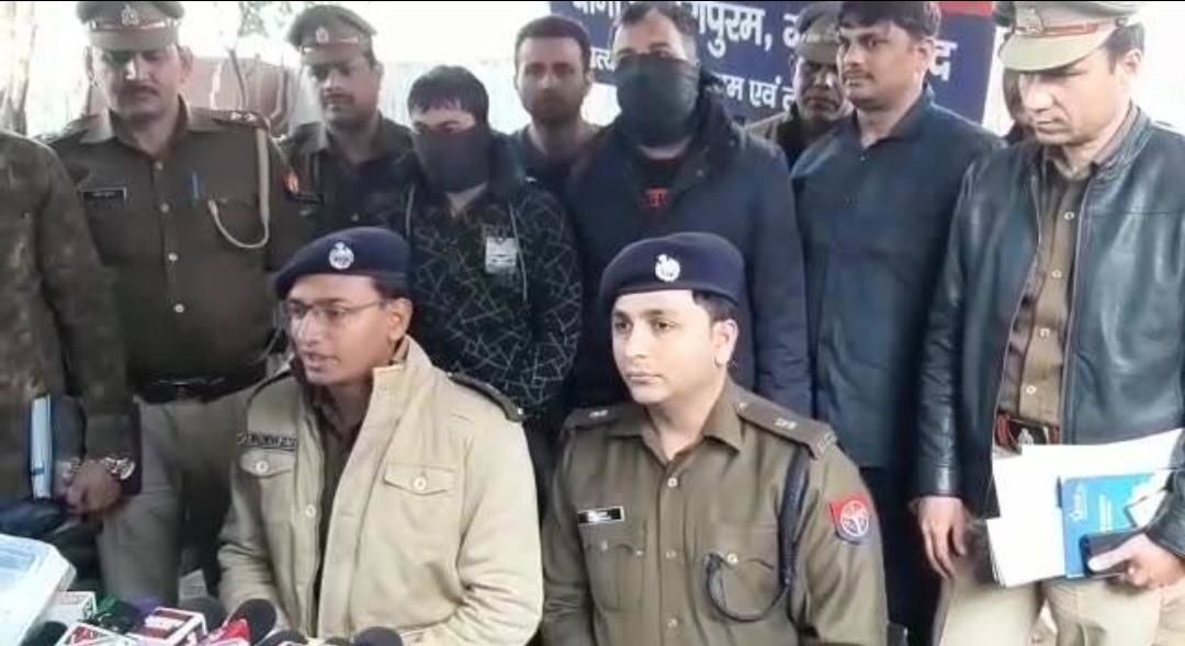 गाजियाबाद पुलिस ने महंगे शोरूमों से चोरी करने वाले गिरोह का किया भंडाफोड़, 15 लाख कैश सहित लाखों का माल बरामद