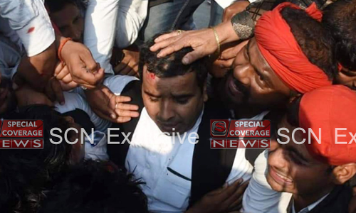 देखें तस्वीरें: इलाहाबाद यूनिवर्सिटी में जमकर पथराव और फायरिंग, सपा सांसद धर्मेन्द्र यादव का सिर में लगी चोट, कई घायल देखें तस्वीरें: इलाहाबाद यूनिवर्सिटी में जमकर पथराव और फायरिंग, सपा सांसद धर्मेन्द्र यादव का सिर में लगी चोट, कई घायल