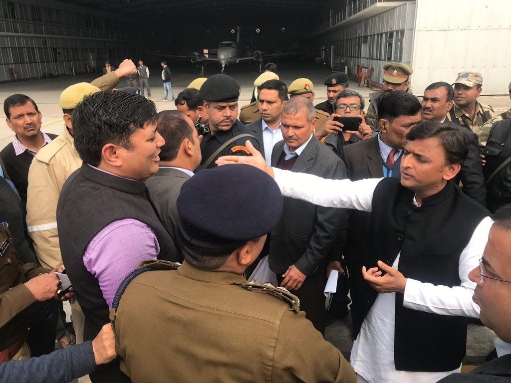पूर्व सीएम अखिलेश यादव को पुलिस ने लखनऊ हवाईअड्डे पर रोका! पूर्व सीएम अखिलेश यादव को पुलिस ने लखनऊ हवाईअड्डे पर रोका!