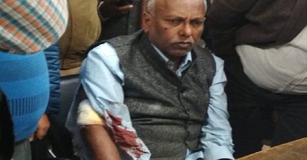 बाबा साहेब भीमराव आम्बेडकर विश्वविद्यालय के कुलपति के साथ की मारपीट, लोहूलुहान हालत में पहुंचे थाने बाबा साहेब भीमराव आम्बेडकर विश्वविद्यालय के कुलपति के साथ की मारपीट, लोहूलुहान हालत में पहुंचे थाने