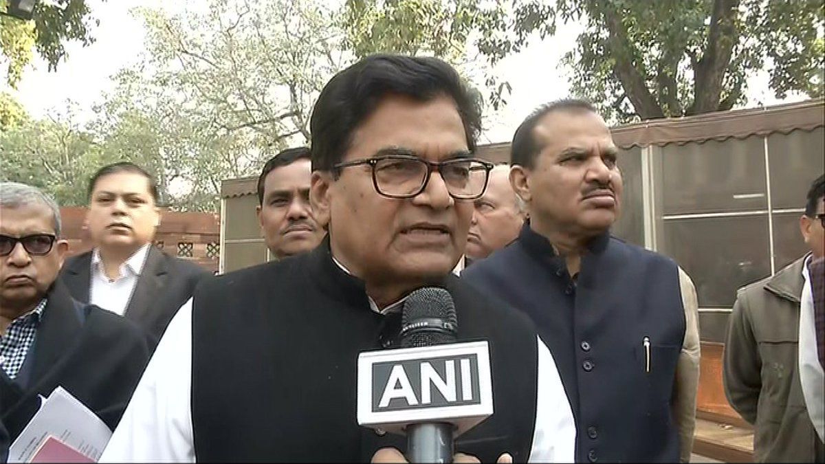 अखिलेश के लखनऊ हवाईअड्डे पर रोके जाने पर बोले रामगोपाल यादव! अखिलेश के लखनऊ हवाईअड्डे पर रोके जाने पर बोले रामगोपाल यादव!