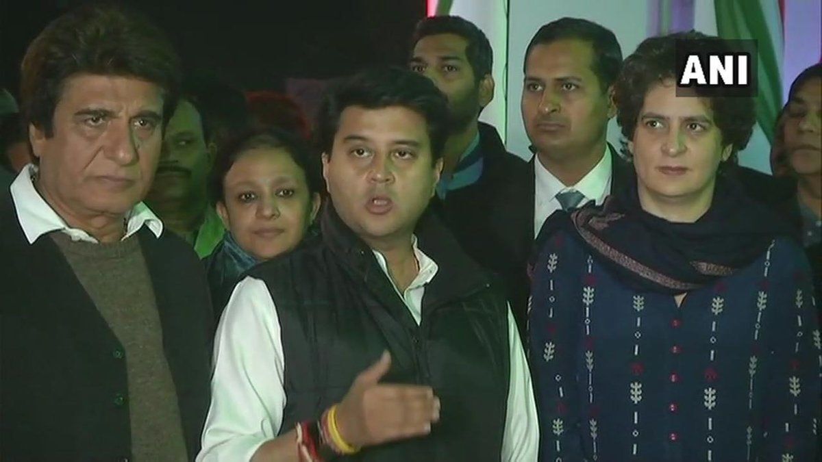 कांग्रेस ने किया इस दल से यूपी में पहला गठबंधन, सिंधिया ने प्रियंका की मौजूदगी में किया ऐलान कांग्रेस ने किया इस दल से यूपी में पहला गठबंधन, सिंधिया ने प्रियंका की मौजूदगी में किया ऐलान