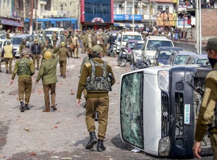 पुलवामा हमला : जम्मू में आगजनी के बाद कर्फ्यू लागू, इंटरनेट सेवा बंद पुलवामा हमला : जम्मू में आगजनी के बाद कर्फ्यू लागू, इंटरनेट सेवा बंद