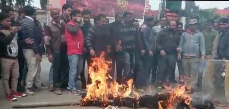 पुलवामा आतंकी हमला पर बरेलियंस का फूटा गुस्सा , विहिप बजरंग दल ने किया प्रदर्शन,वेलफेयर सोसाइटी ने मांगी शहीदों के लिए दुआएं 